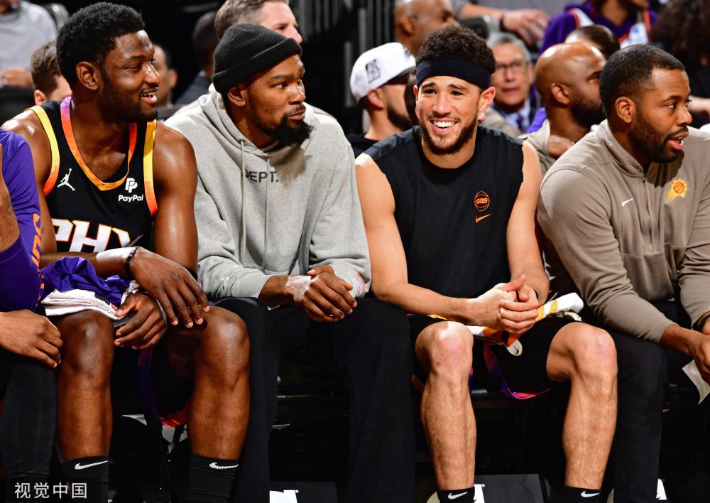 接机女球迷吐槽詹姆斯：哎哎哎这就走了，这都不看我们一眼