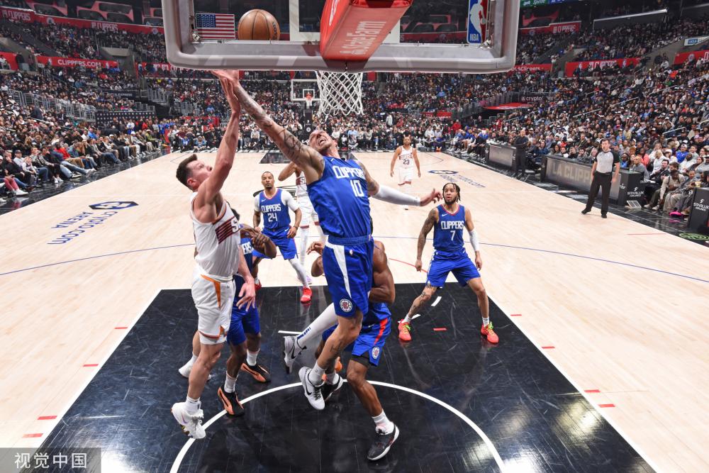 6场6球，莱万发文庆祝胜利：带着3分回家！